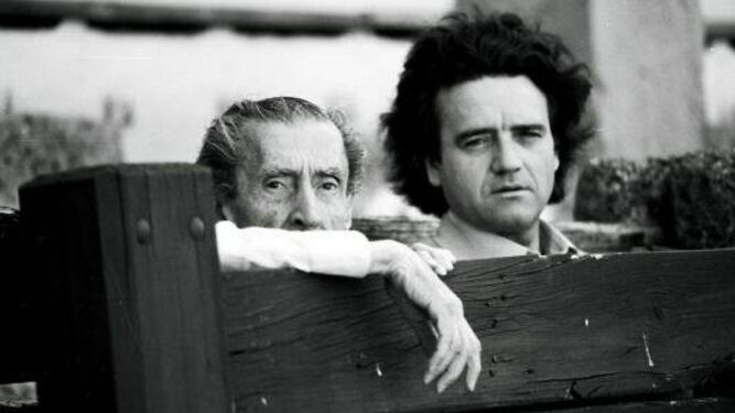 Bergamín, tras un burladero, junto a Manuel Arroyo-Stephens (Bilbao, 1945-2020)