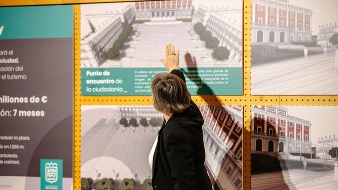 María Jesús Albarreal, del estudio Alt-q Arquitectura que ha redactado el proyecto, explicando los criterios de la remodelación de la plaza del Rey.