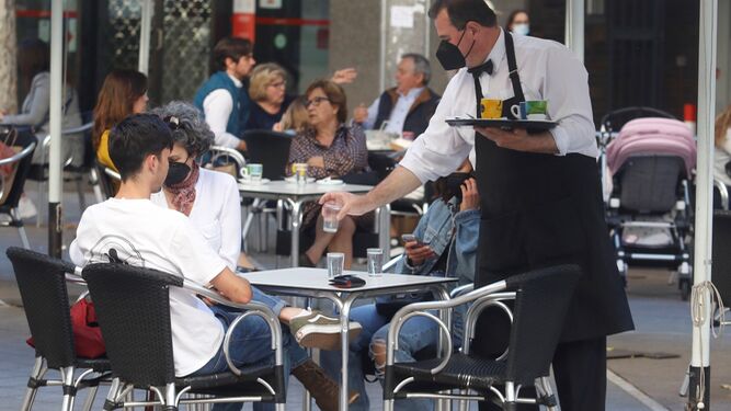 Un camarero atiende a unos clientes en un bar de Córdoba.