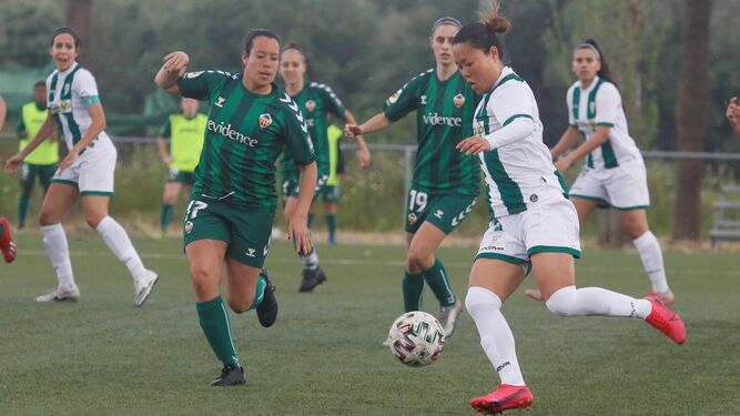 Hitomi golpea el balón, en un reciente encuentro del Córdoba Femenino en la Ciudad Deportiva.
