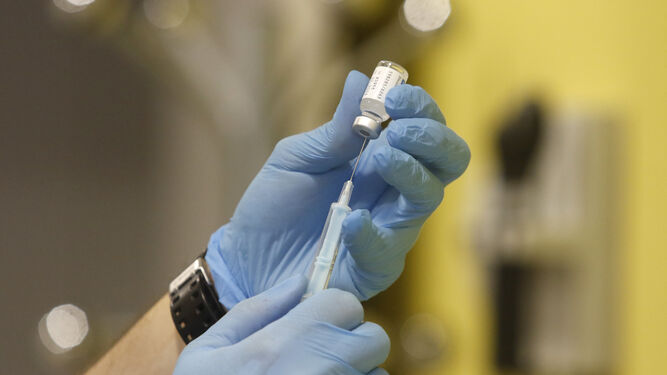 Un enfermero prepara una inyección con la vacuna de Janssen.