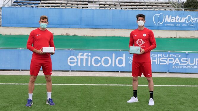Dos jugadores del Ciudad de Lucena, con las mascarillas donadas por Effimed.