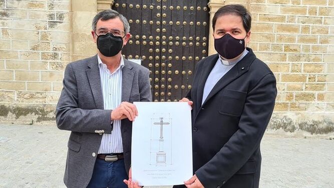 José Cabezas y Pablo Lora muestran el boceto de la cruz.