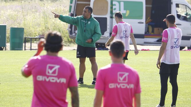 Germán Crespo corrige una acción táctica a sus jugadores en un entrenamiento.