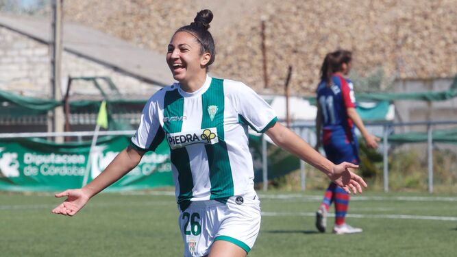 Wifi celebra uno de sus goles en el presente curso con el Córdoba Femenino.