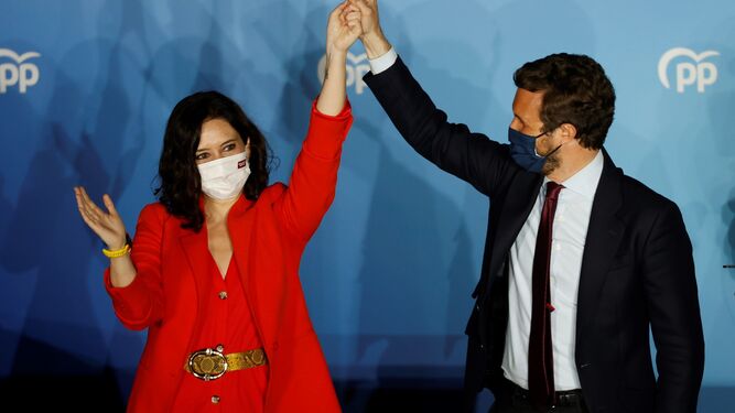 Pablo Casado levanta la mano de Isabel Díaz Ayuso, este martes en Madrid.