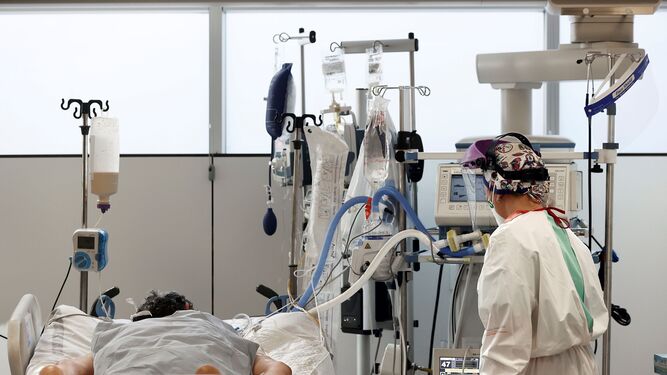 Una enfermera atiende a un paciente ingresado en la UCI