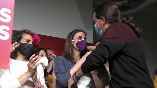 El líder de Unidas Podemos y candidato a la presidencia de la Comunidad de Madrid, Pablo Iglesias, con Irene Montero tras comparecer ante los medios la noche del 4-M.