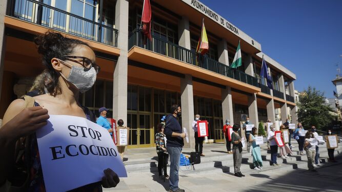 Miembros de colectivos ecologistas, en la concentración ante el Ayuntamiento contra las podas en primavera.