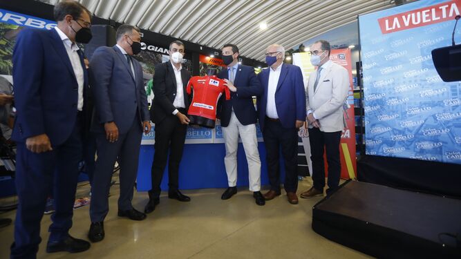 Las autoridades posan con el maillot rojo de la Vuelta a España.