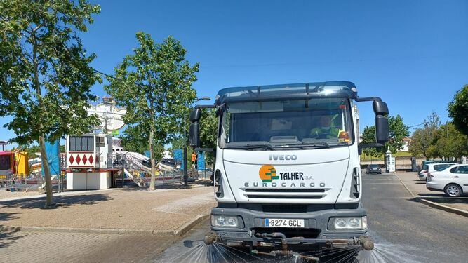 Camión limpia y desinfecta el recinto ferial de Pozoblanco.