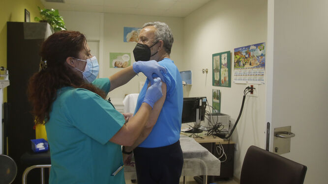 Una persona recibe la vacuna contra el coronavirus en Córdoba.
