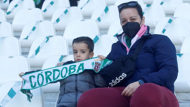Una aficionada del Córdoba CF, junto a su hijo, en El Arcángel.