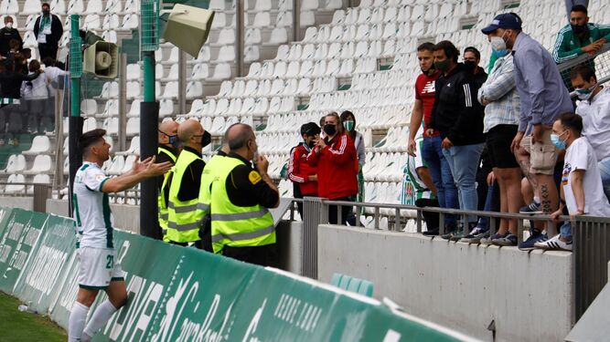 Javi Flores da explicaciones a varios aficionados del Córdoba tras el partido.