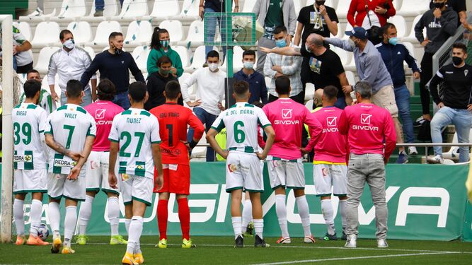 Los jugadores del Córdoba CF aguantan los reproches de parte de la afición.