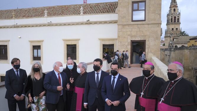 Autoridades y clero visitan las obras del Palacio Episcopal.
