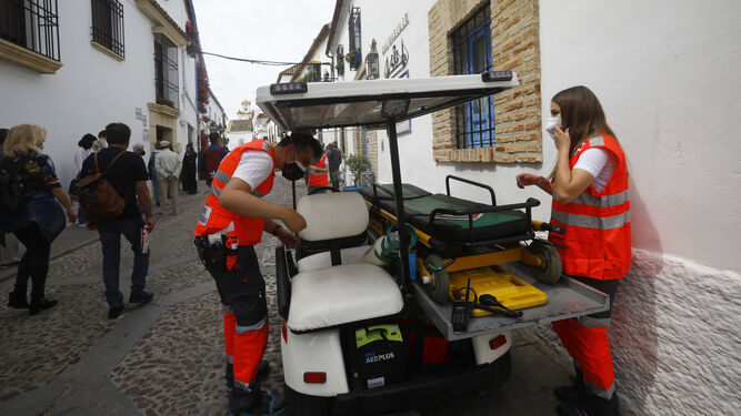 Personal de Cruz Roja junto a los Patios de Córdoba de San Basilio.