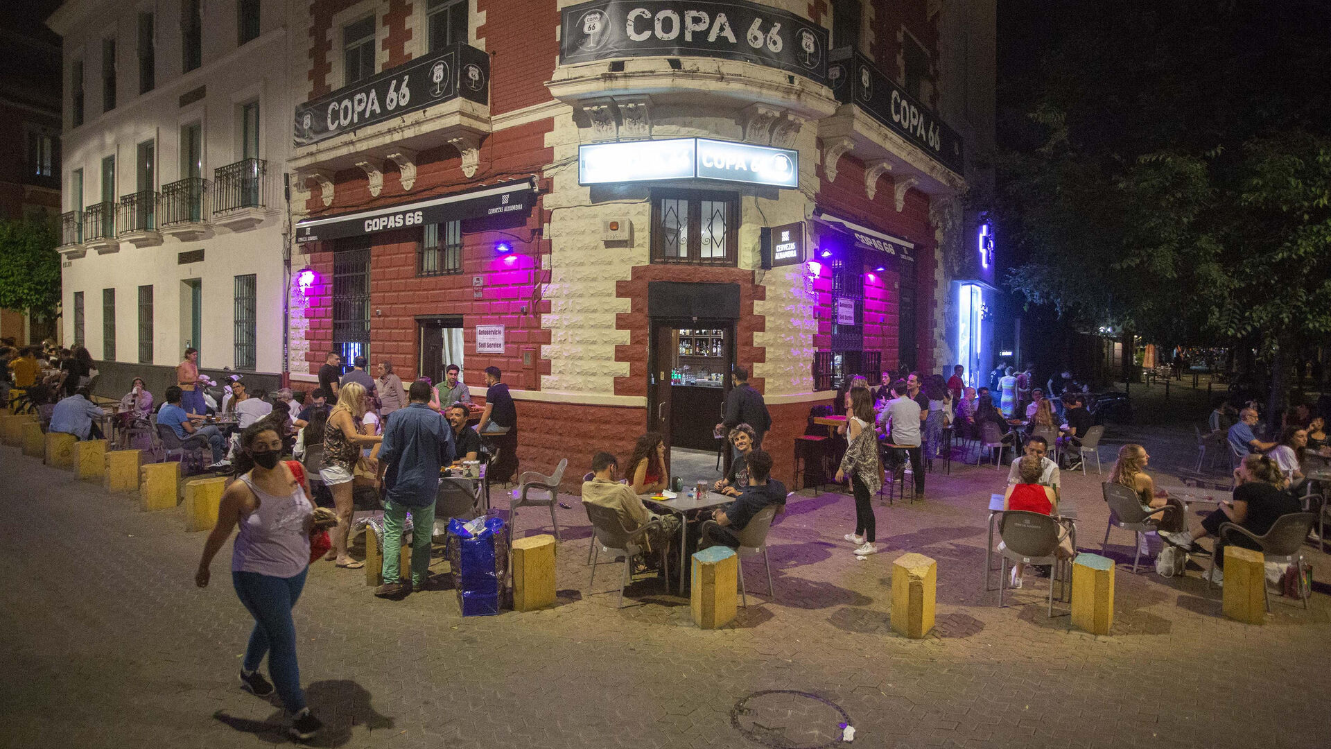 Bares de la Alameda de H&eacute;rcules en Sevilla abarrotados la noche del fin del estado de alarma