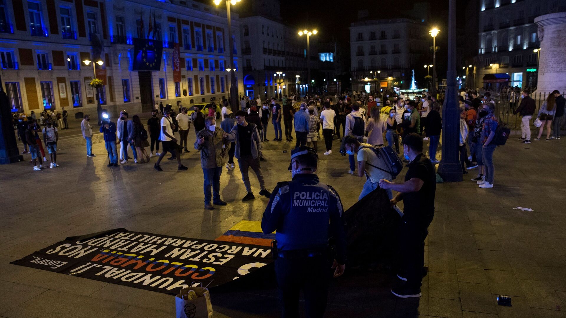 Agentes de Polic&iacute;a patrullan el s&aacute;bado en la Puerta del Sol para vigilar que se respete el toque de queda, antes del fin del estado de alarma.