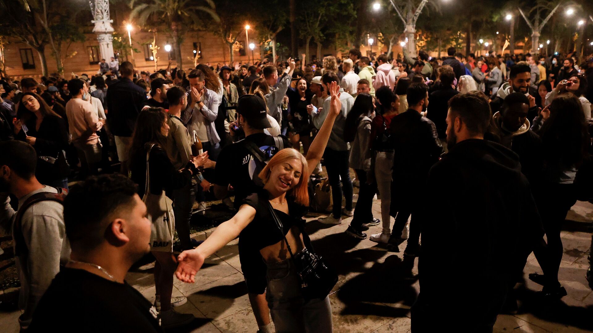 El Passeig Lluis Companys de Barcelona, donde cientos de personas festejan el fin del estado de alarma.