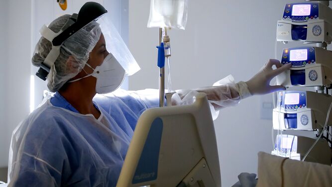 Una enfermera revisa aparatos médicos de la UCI