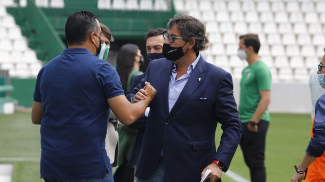 Germán Crespo saluda a Javier González Calvo antes del partido del pasado domingo.