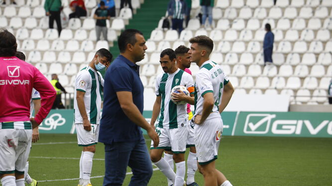 Final del partido entre el Córdoba CF y el Cádiz B, con el equipo cordobés ya descendido.