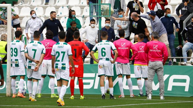 Los jugadores del Córdoba CF reciben los reproches de parte de su afición.