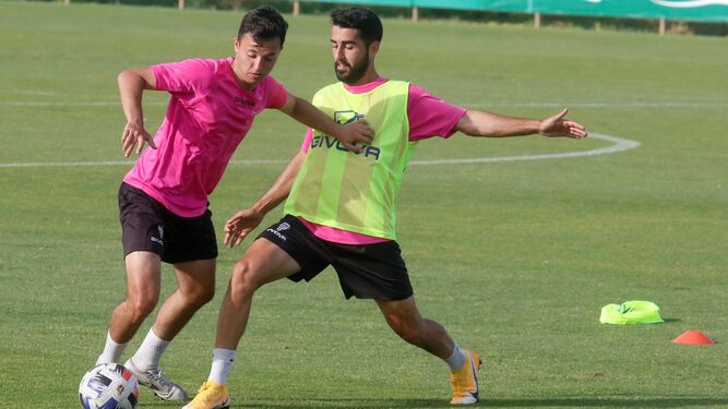 Ale Marín protege el balón ante Núñez, en un entrenamiento del filial del Córdoba CF.