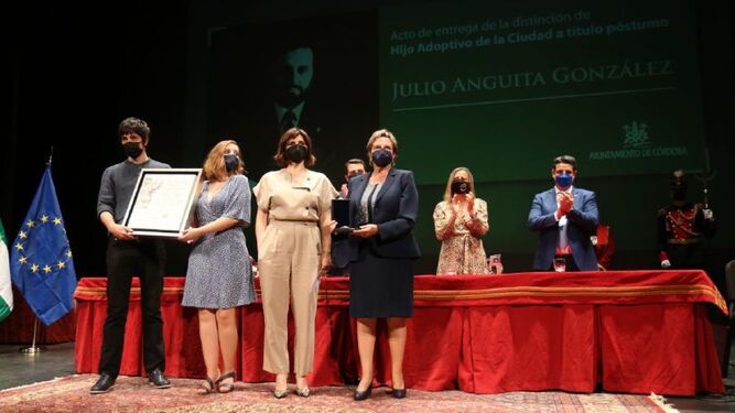 La familia de Julio Anguita recoge el título de Hijo Adoptivo de Córdoba.