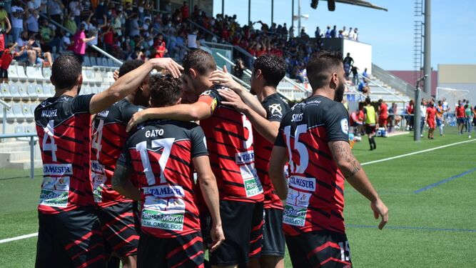 Los jugadores del Salerm Puente Genil celebran uno de sus goles al Xerez CD.