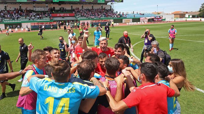 Los jugadores del Algeciras celebran su victoria ante el Sanse, que les abrió la puerta a la final por el ascenso.