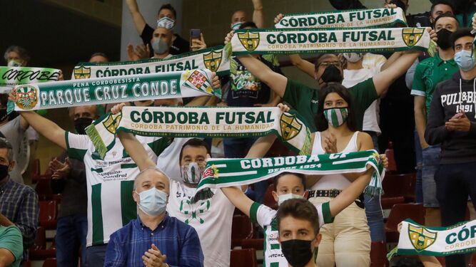 Aficionados del Córdoba Futsal alzan sus bufandas en Vista Alegre.