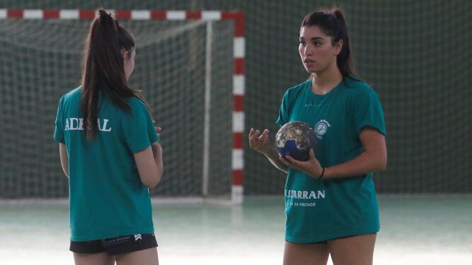 Maura Álvarez sostiene el balón en un entrenamiento del Adesal.