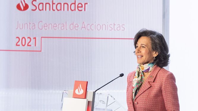 La presidenta de Banco  Santander, Ana Botín, durante la junta general de accionistas de 2021.
