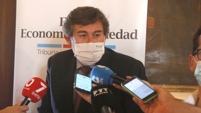 Javier González Calvo atiende a la prensa antes del acto de Asfaco.