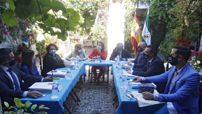Reunión de la Mesa del Parlamento de Andalucía en el patio de San Basilio, 44.