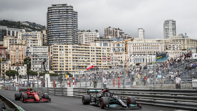 El Ferrari de Carlos Sainz, tras el Mercedes de Lewis Hamilton ayer en el circuito urbano de Montecarlo.
