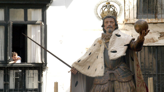 Imagen del rey San Fernando que procesiona en el Corpus.