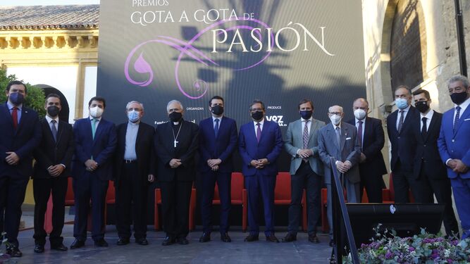 Las autoridades posan con los premiados 'Gota a Gota de Pasión 2021'.