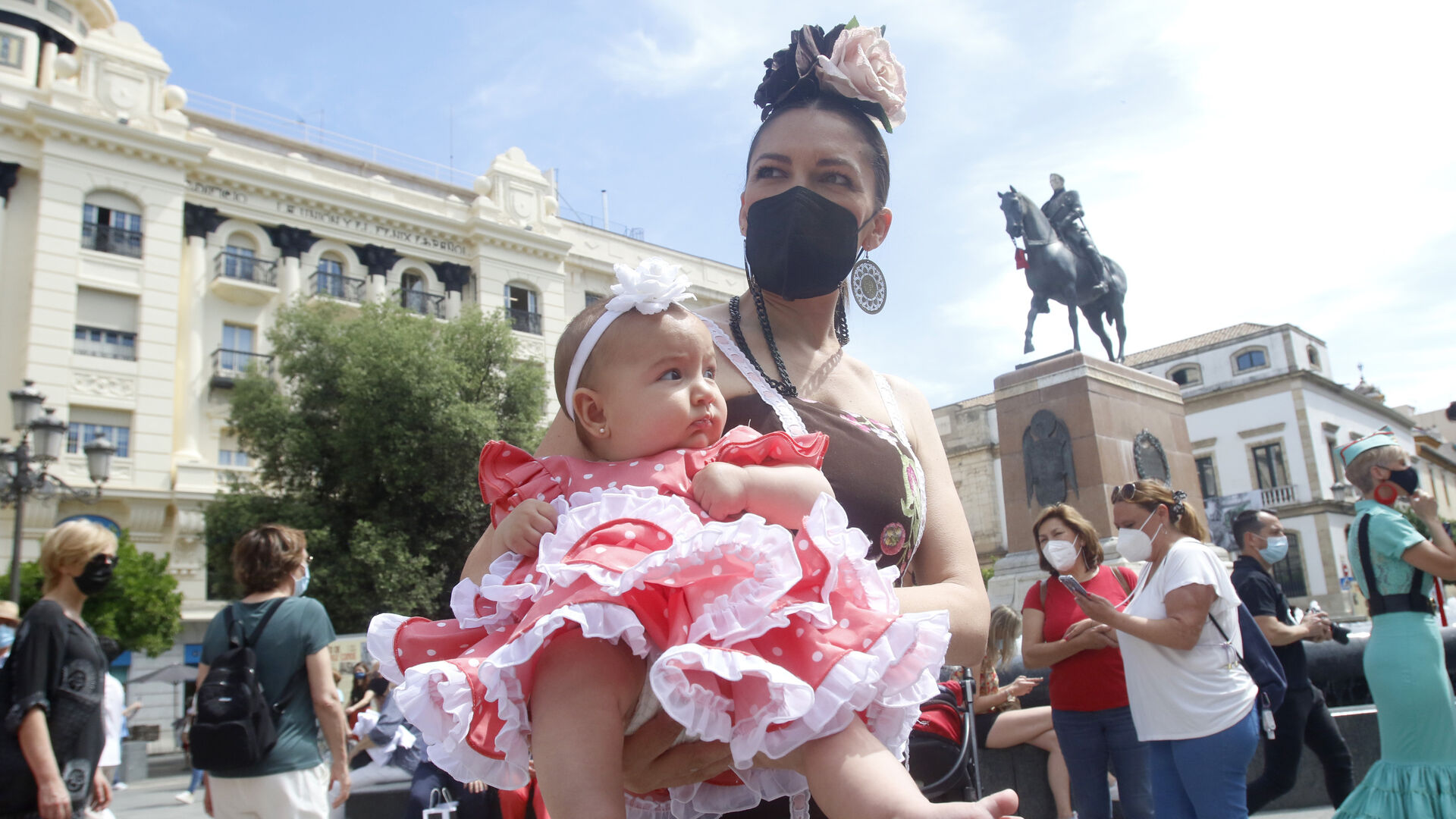 La quedada de las mujeres cordobesas vestidas de flamencas, en im&aacute;genes