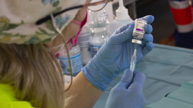 Una sanitaria prepara una dosis de la vacuna AstraZeneca.