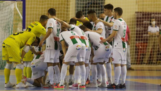 Los jugadores del Córdoba Futsal hacen piña tras su derrota ante ElPozo Murcia.