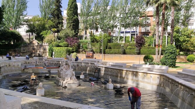 Trabajos de restauración de la Fuente del Rey en Priego de Córdoba.