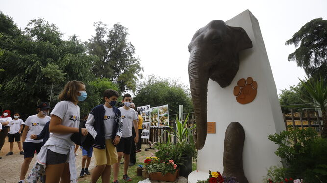 Estatua de la icónica elefanta Flavia en el zoo de Córdoba.