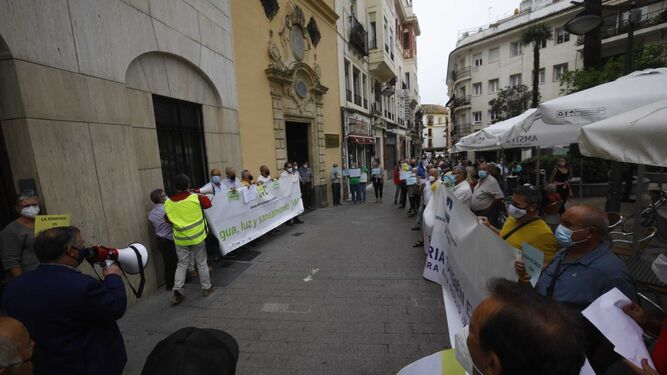Los vecinos de las parcelas protestan ante la Delegación del Gobierno Andaluz.