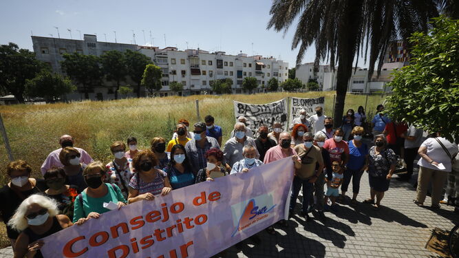 Los vecinos del Distrito Sur de Córdoba en la protesta.