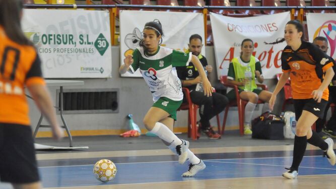 África Lozano, jugadora del Deportivo Córdoba, se marcha de una rival en el duelo de la segunda fase ante La Algaida.