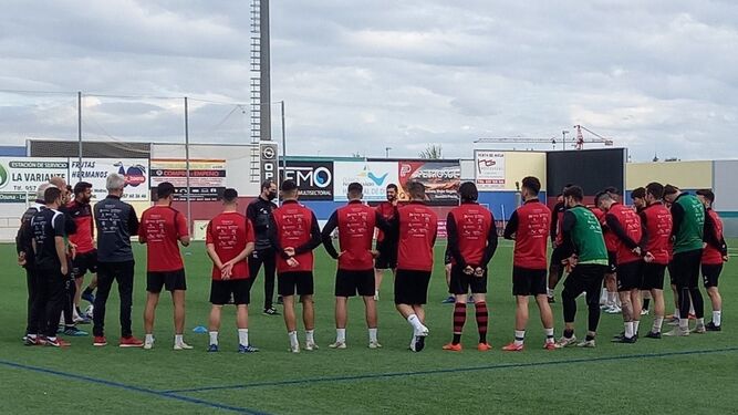 Los jugadores del Salerm Puente Genil reciben las instrucciones de su técnico, Diego Caro, en el último entrenamiento.