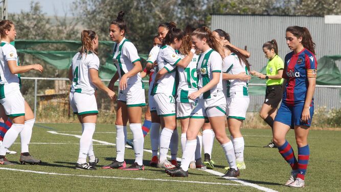 Las jugadoras del Córdoba Femenino celebran uno de sus goles al Levante B en el partido de la primera vuelta.